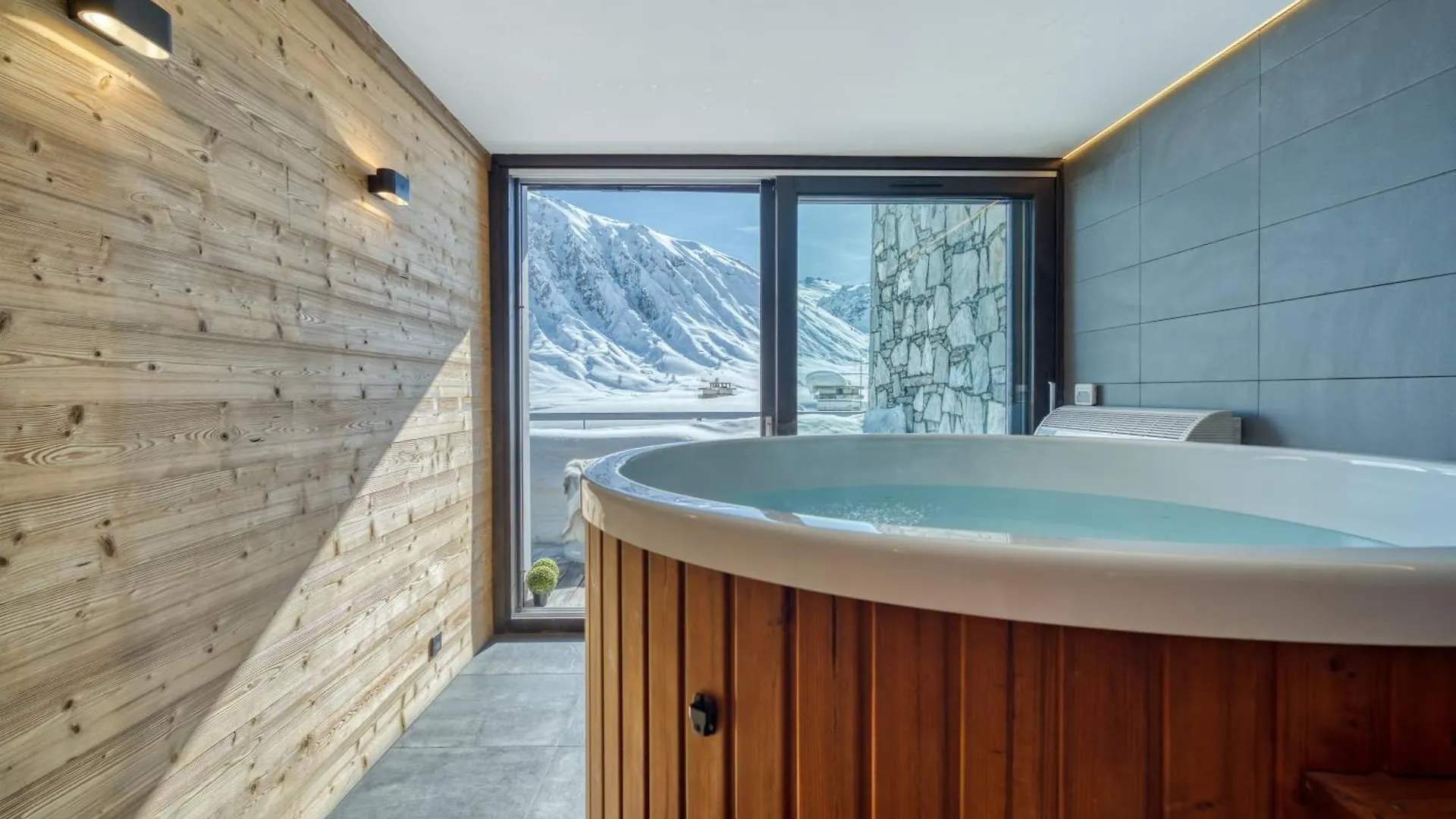 Chalet Arktic - Catered Chalet - Sleeps 14 Tignes France