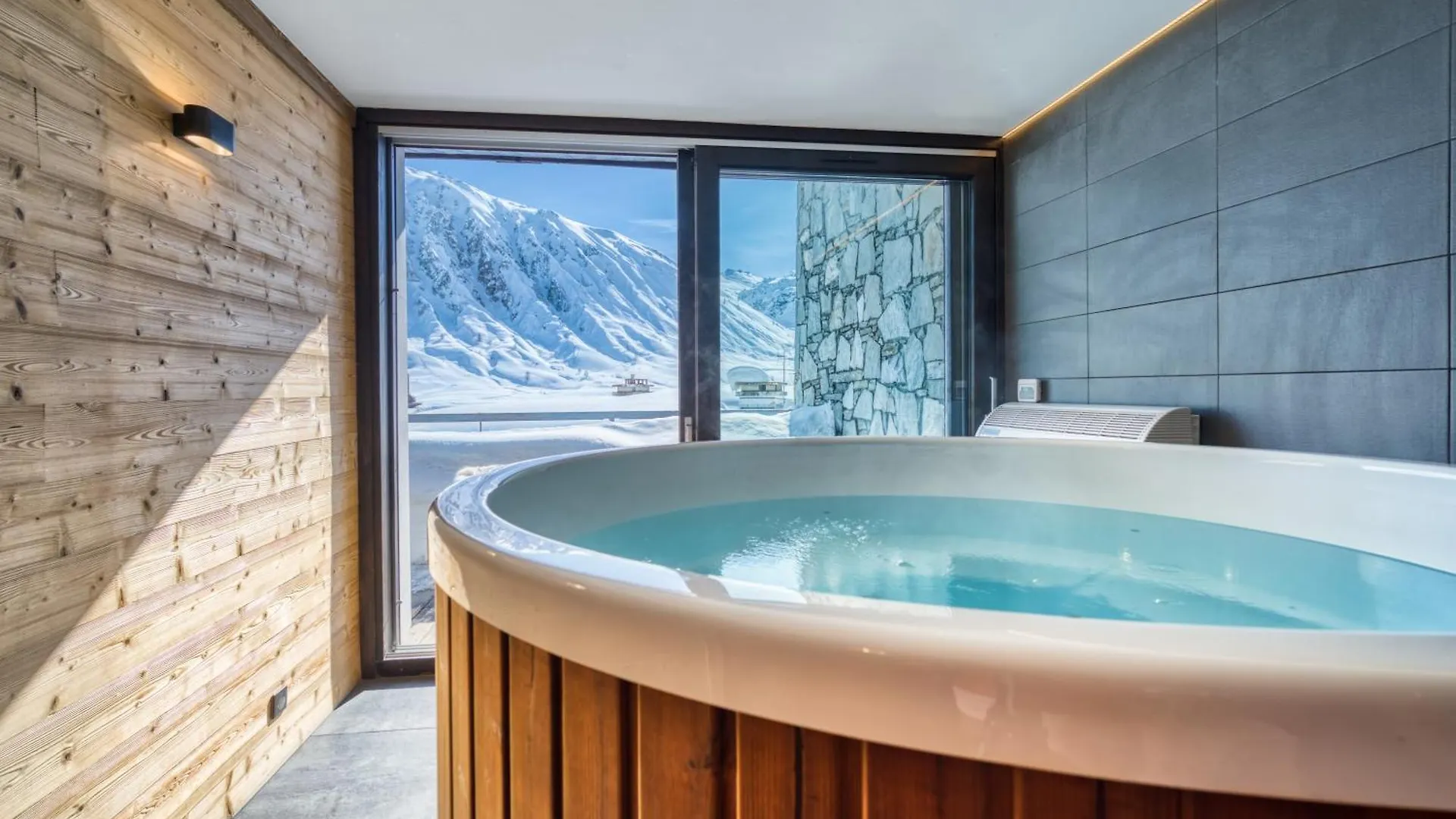 Chalet Arktic - Catered Chalet - Sleeps 14 Tignes
